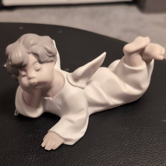 Lladro Porcelain Angel Figurine - Picture 1 of 3